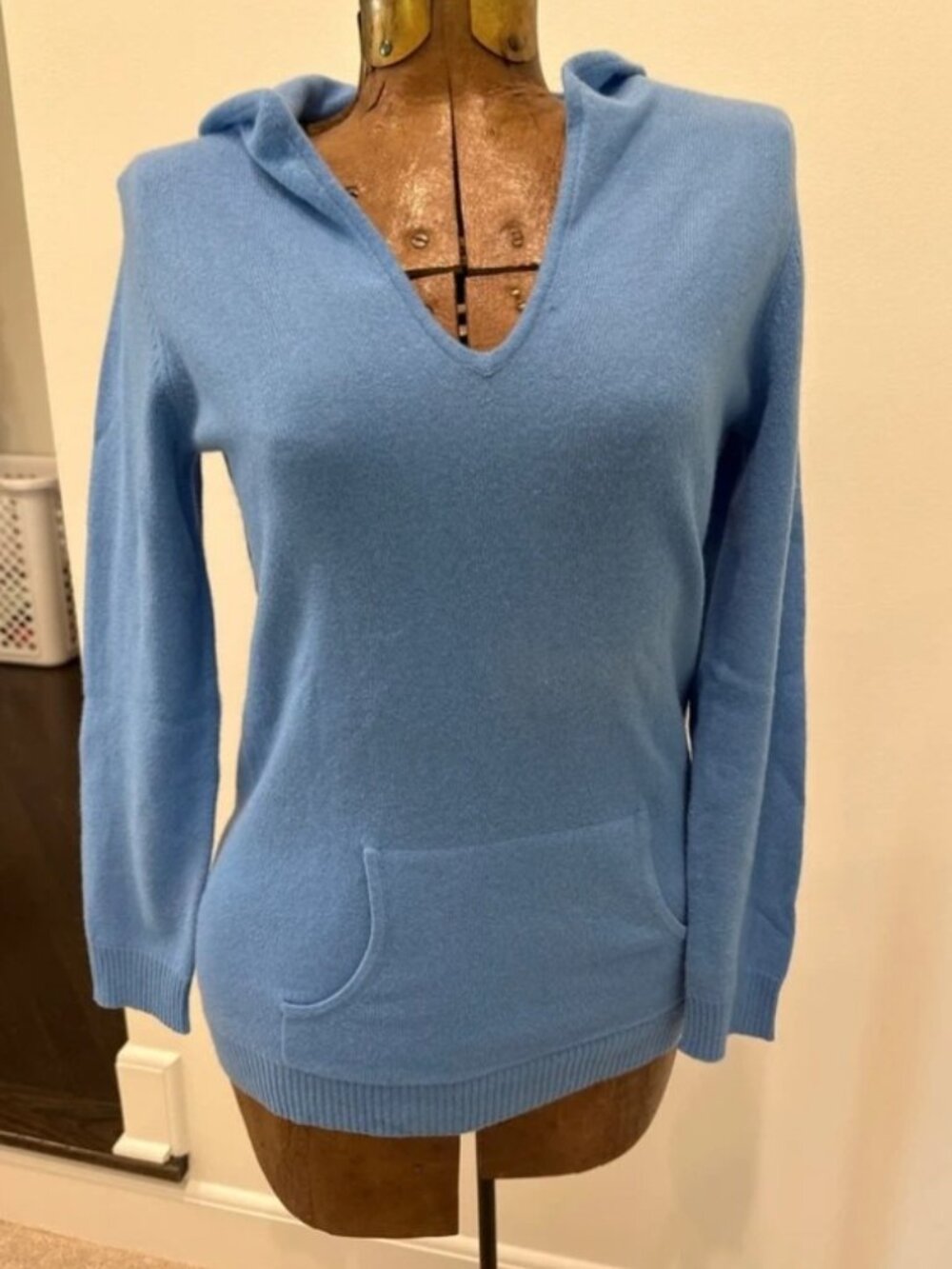 Lord&Taylor baby blue 100% cashmere hooded v neck sweater with pockets